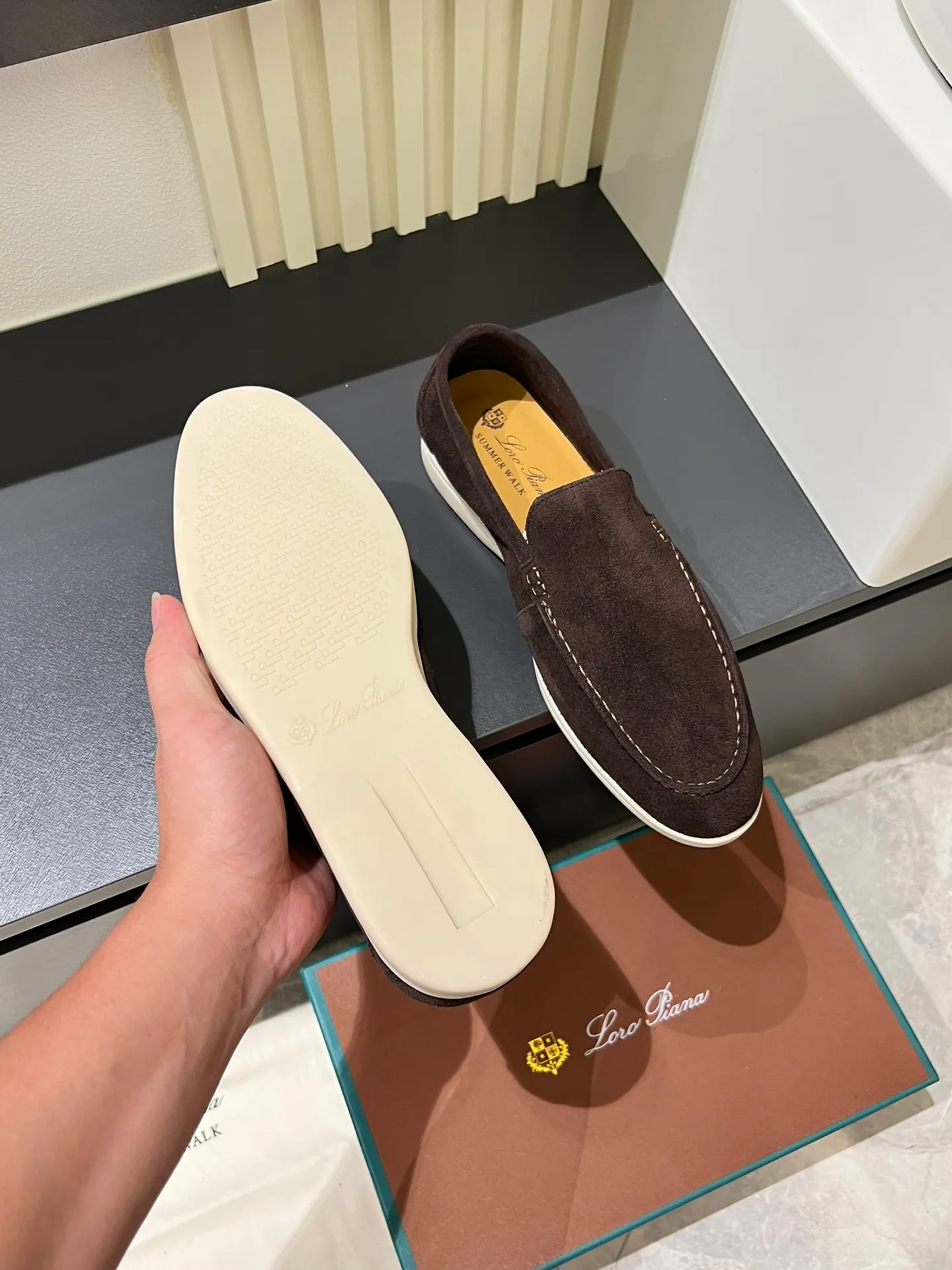 Men's shoes 💰p360 "Loro men's shoes 💰pian'*" Classic L men's shoes for couples 💰p Top version British flat loafers, a must-have item in old money style, the minimalist design is eye-catching and durable, a plus point for dressing The soft foot feel and texture are outstanding. They don’t scratch your feet and are very nice. They are matched with soft and waxy soles. They can be worn daily for a long time without getting tired. They are easy to wear, versatile and classic items, with perfect foot feel and texture! Imported cashmere fabric, the lining is made of imported A-grade water-dyed cow lining, the top version of the genuine leather midsole is sewn with pure handmade mark thread! Size: Female 35-40 (34. Customized) Male 38-44 (45.46. Customized)